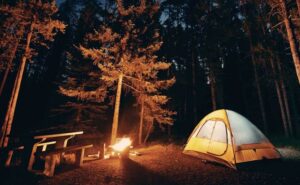 راهنمای خرید لوازم کمپینگ: از چادر تا چراغ قوه